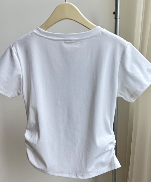 maison de LATIR（メゾンドラティール）の「スタイリッシュにオフィスシーンを演出するVネックTシャツ（Tシャツ/カットソー・レディース・ブラック/ホワイト・FREE）」の21枚目の写真