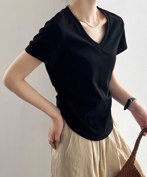 maison de LATIR（メゾンドラティール）の「スタイリッシュにオフィスシーンを演出するVネックTシャツ（Tシャツ/カットソー・レディース・ブラック/ホワイト・FREE）」の4枚目の写真