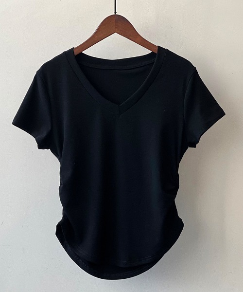 maison de LATIR（メゾンドラティール）の「スタイリッシュにオフィスシーンを演出するVネックTシャツ（Tシャツ/カットソー・レディース・ブラック/ホワイト・FREE）」の14枚目の写真