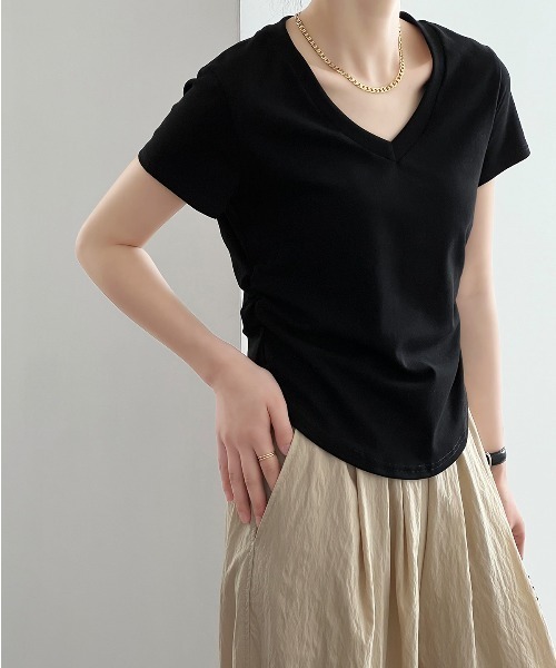maison de LATIR（メゾンドラティール）の「スタイリッシュにオフィスシーンを演出するVネックTシャツ（Tシャツ/カットソー・レディース・ブラック/ホワイト・FREE）」の5枚目の写真