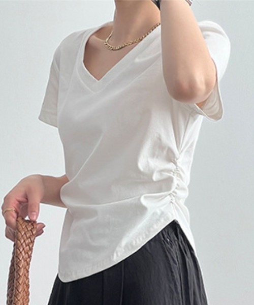maison de LATIR（メゾンドラティール）の「スタイリッシュにオフィスシーンを演出するVネックTシャツ（Tシャツ/カットソー・レディース・ブラック/ホワイト・FREE）」の9枚目の写真