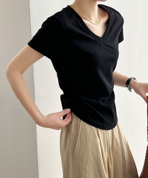 maison de LATIR（メゾンドラティール）の「スタイリッシュにオフィスシーンを演出するVネックTシャツ（Tシャツ/カットソー・レディース・ブラック/ホワイト・FREE）」の6枚目の写真
