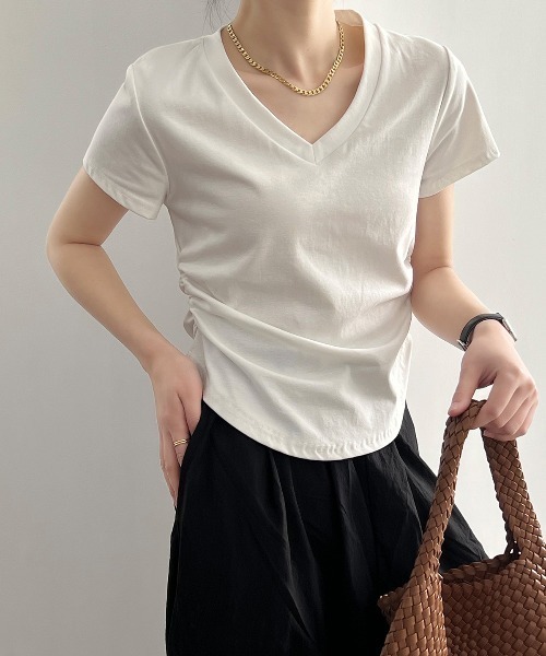 maison de LATIR（メゾンドラティール）の「スタイリッシュにオフィスシーンを演出するVネックTシャツ（Tシャツ/カットソー・レディース・ブラック/ホワイト・FREE）」の10枚目の写真