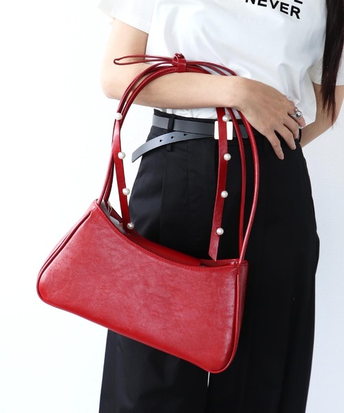 Three Four Time（ｽﾘｰﾌｫｰﾀｲﾑ）の「【Casselini】肩リボンエナメルバッグ（ショルダーバッグ・レディース・ブラック/シルバー/レッド・FREE）」の3枚目の写真