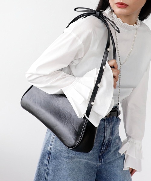 Three Four Time（ｽﾘｰﾌｫｰﾀｲﾑ）の「【Casselini】肩リボンエナメルバッグ（ショルダーバッグ・レディース・ブラック/シルバー/レッド・FREE）」の2枚目の写真