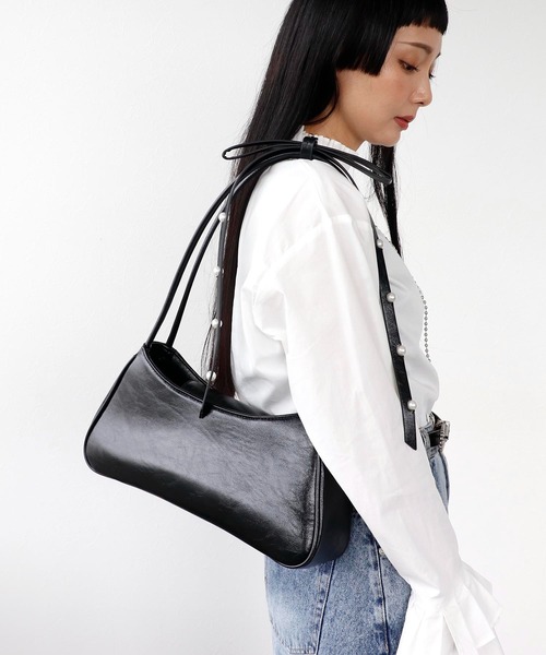 Three Four Time（ｽﾘｰﾌｫｰﾀｲﾑ）の「【Casselini】肩リボンエナメルバッグ（ショルダーバッグ・レディース・ブラック/シルバー/レッド・FREE）」の5枚目の写真