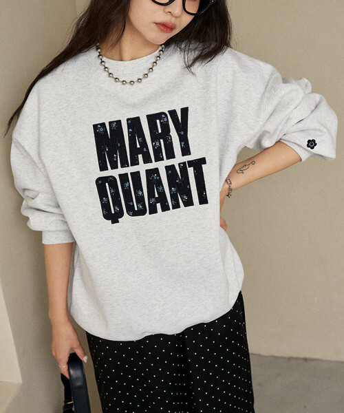 PUBLUX(パブリュクス)の「MARY QUANT × PUBLUX/マリークワント 花ワッフル ロゴスウェット 限定展開(スウェット・レディース・チャコールグレー/アッシュグレー/ブラウン/ネイビー・フリ-)」の3枚目の写真