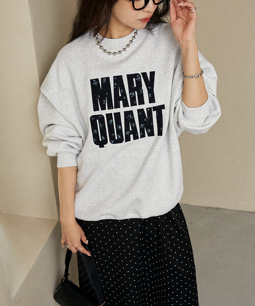 PUBLUX(パブリュクス)の「MARY QUANT × PUBLUX/マリークワント 花ワッフル ロゴスウェット 限定展開(スウェット・レディース・チャコールグレー/アッシュグレー/ブラウン/ネイビー・フリ-)」の5枚目の写真