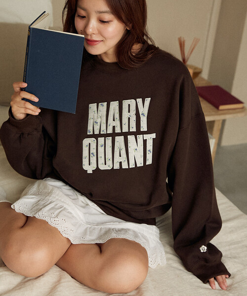 PUBLUX(パブリュクス)の「MARY QUANT × PUBLUX/マリークワント 花ワッフル ロゴスウェット 限定展開(スウェット・レディース・チャコールグレー/アッシュグレー/ブラウン/ネイビー・フリ-)」の8枚目の写真