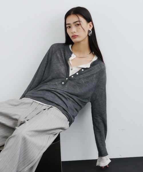 DFFUR.(ディフル)の「ルーズフィットヘンリーネックT(Tシャツ/カットソー・レディース・チャコールグレー/アイボリー・FREE)」の6枚目の写真
