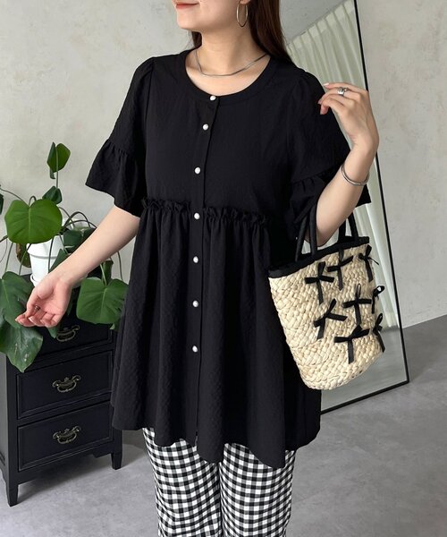 prose verse(プロズヴェール)の「パールボタンフレアスリーブギャザーペプラムブラウス(シャツ/ブラウス・レディース・ブラック/オフホワイト・LARGE/MEDIUM)」の2枚目の写真