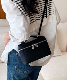 さりげないこなれ感のショルダーバッグ