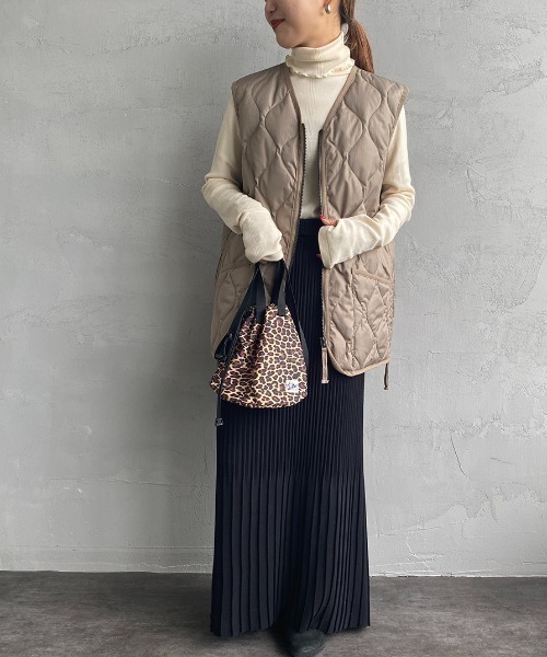 TAION（タイオン）の「【WEB限定】[TAION/タイオン] MILITARY Vネック キルティングダウンベスト（ダウンベスト・レディース・オリーブ/ブラック/モカ・M/XL/L）」の7枚目の写真