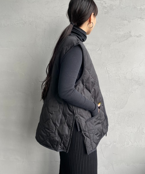 TAION（タイオン）の「【WEB限定】[TAION/タイオン] MILITARY Vネック キルティングダウンベスト（ダウンベスト・レディース・オリーブ/ブラック/モカ・M/XL/L）」の21枚目の写真