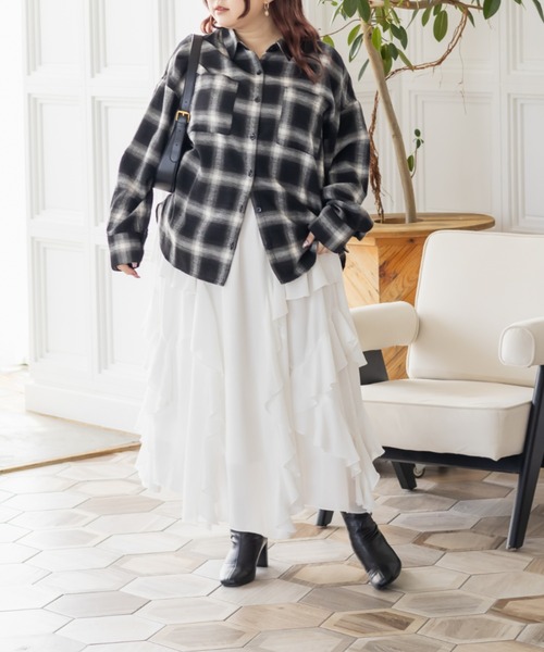 CLETTE(クレット)の「CLETTEオリジナルラッフルロングスカート(スカート・レディース・グレイッシュベージュ/ブラック/オフホワイト・LL/4L/3L)」の4枚目の写真