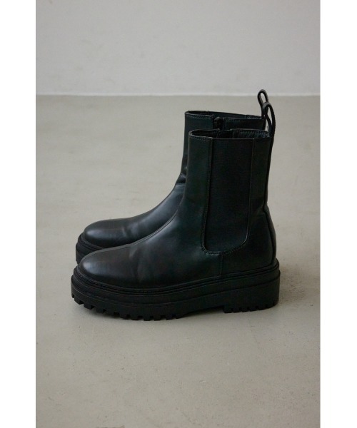 AZUL by moussy（アズールバイマウジー）の「【WEB限定再入荷】トラックソールサイドゴアブーツ（ブーツ・レディース・ブラック・LARGE/SMALL/MEDIUM/LL）」の2枚目の写真