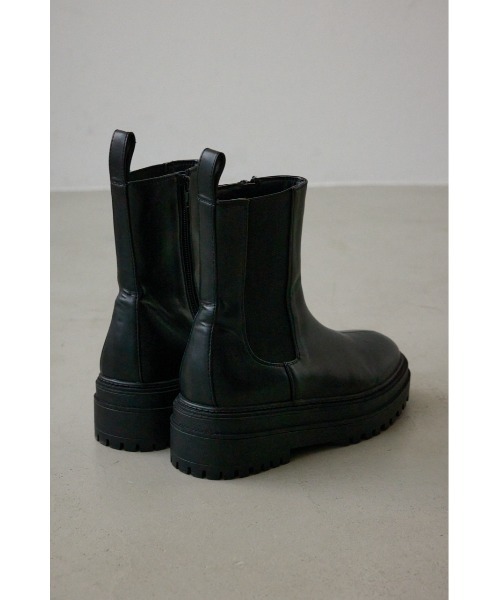 AZUL by moussy（アズールバイマウジー）の「【WEB限定再入荷】トラックソールサイドゴアブーツ（ブーツ・レディース・ブラック・LARGE/SMALL/MEDIUM/LL）」の4枚目の写真