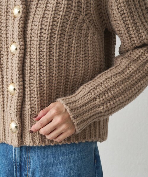 LOUNGEDRESS（ラウンジドレス）の「ゴールドボタンニットカーデ（ニット/セーター・レディース・ベージュ/ネイビー・FREE）」の5枚目の写真