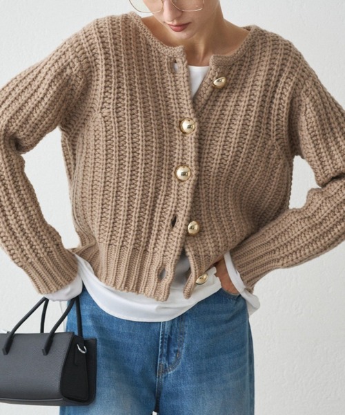 LOUNGEDRESS（ラウンジドレス）の「ゴールドボタンニットカーデ（ニット/セーター・レディース・ベージュ/ネイビー・FREE）」の2枚目の写真