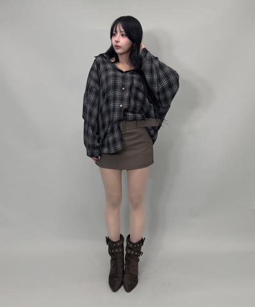 FOLLOWIN(フォロウィン)の「ユニセックスY2Kスタイルビッグシルエットチェックシャツ(シャツ/ブラウス・レディース・ブラック/ブラウン・FREE)」の4枚目の写真