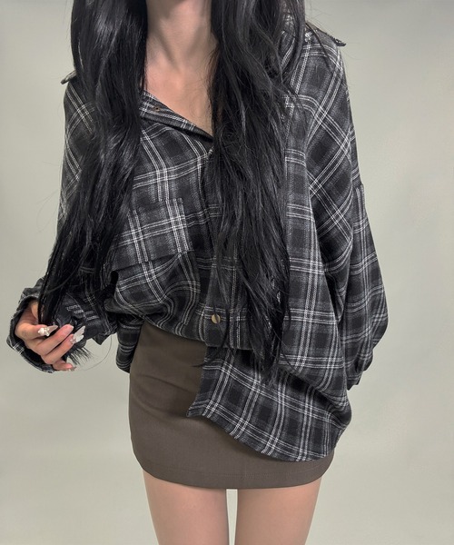 FOLLOWIN(フォロウィン)の「ユニセックスY2Kスタイルビッグシルエットチェックシャツ(シャツ/ブラウス・レディース・ブラック/ブラウン・FREE)」の7枚目の写真