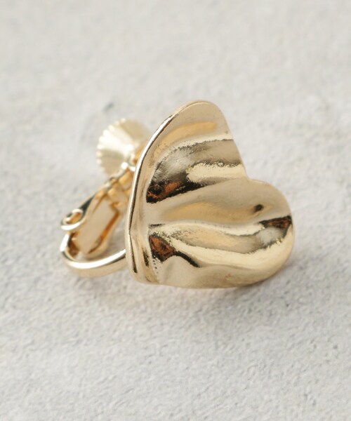 OPAQUE.CLIP（オペークドットクリップ）の「変型ハートモチーフイヤリング（イヤリング・レディース・ゴールド/シルバー・00）」の4枚目の写真