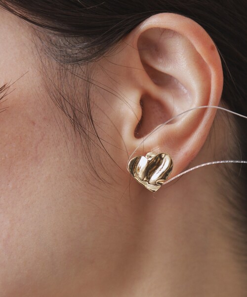 OPAQUE.CLIP（オペークドットクリップ）の「変型ハートモチーフイヤリング（イヤリング・レディース・ゴールド/シルバー・00）」の6枚目の写真