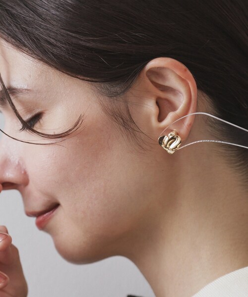 OPAQUE.CLIP（オペークドットクリップ）の「変型ハートモチーフイヤリング（イヤリング・レディース・ゴールド/シルバー・00）」の7枚目の写真