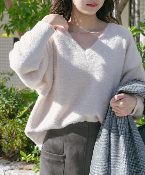 ITEMS URBANRESEARCH（アイテムズ アーバンリサーチ）の「ミニシャギーVネックニット（ニット/セーター・レディース・チャコールグレー/アイボリー/グリーン・FREE）」の21枚目の写真