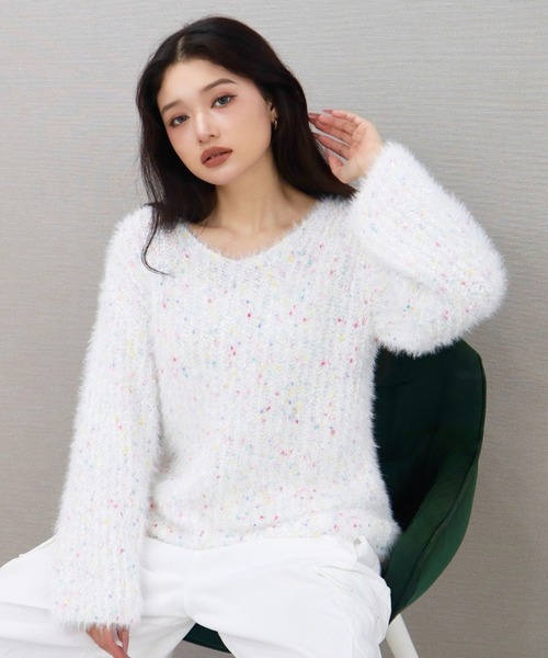 CECIL McBEE（セシルマクビー）の「MIXカラーVネックニットプルオーバー（ニット/セーター・レディース・ホワイト/イエロー・MEDIUM）」の2枚目の写真