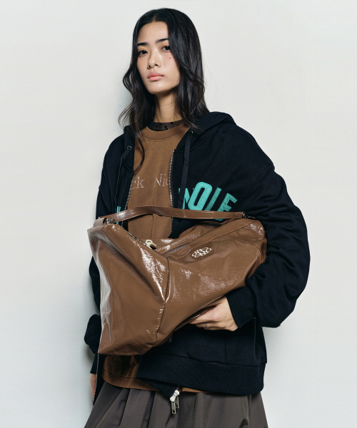 NICK&NICOLE（ニックアンドニコール）の「NICOLE MEGA SQUARE SHOULDER BAG_BROWN（ショルダーバッグ・レディース・その他・FREE）」の4枚目の写真