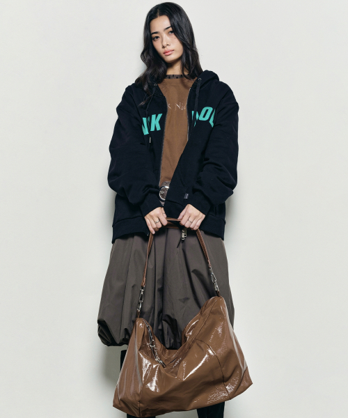 NICK&NICOLE（ニックアンドニコール）の「NICOLE MEGA SQUARE SHOULDER BAG_BROWN（ショルダーバッグ・レディース・その他・FREE）」の3枚目の写真