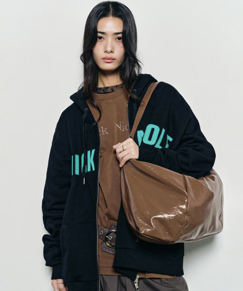 NICK&NICOLE（ニックアンドニコール）の「NICOLE MEGA SQUARE SHOULDER BAG_BROWN（ショルダーバッグ・レディース・その他・FREE）」の2枚目の写真