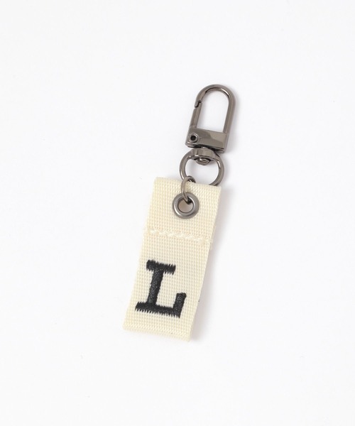 studio CLIP（スタディオクリップ）の「【daily CLIP】レターチャーム アイボリー（キーホルダー・レディース・シルバーグレー/ライトグレー/ホワイト/ライトピンク/ベビーピンク/ブラック/その他6/グレー/オフホワイト/その他7/その他4/その他8/その他3/その他2/その他1/梅/桜/チャコール/ダークグレー/その他5/ピンク/スモーク/サンドグレー/その他9・FREE）」の4枚目の写真