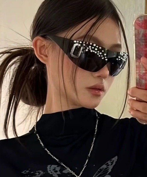 ViViDAY（ビビデー）の「ストーンサングラス（サングラス・レディース・ブラック・FREE）」の2枚目の写真