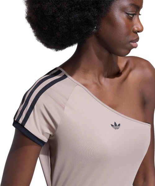 adidas(アディダス)の「adidas ADILENIUM 5.0 OFFSHOULDER TEE / アディダス オフショルダー ティー(Tシャツ/カットソー・レディース・カーキ・S/M/L)」の2枚目の写真