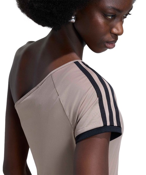 adidas(アディダス)の「adidas ADILENIUM 5.0 OFFSHOULDER TEE / アディダス オフショルダー ティー(Tシャツ/カットソー・レディース・カーキ・S/M/L)」の3枚目の写真