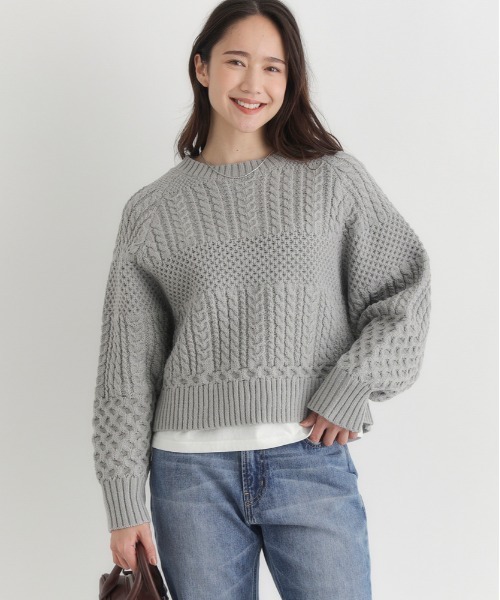 Right-on（ライトオン）の「【HONEYSUCKLE ROSE】ケーブルショートセーター (リラックスシルエット/上品デザイン/カジュアルスタイル)（ニット/セーター・レディース・グレー/キナリ/レッド・M/L/S）」の3枚目の写真