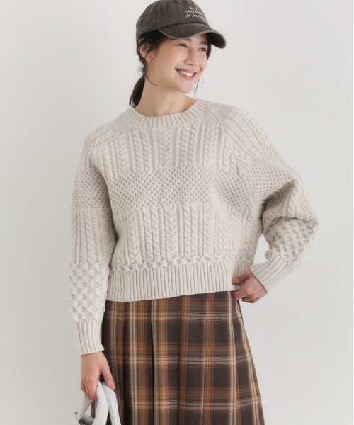 Right-on（ライトオン）の「【HONEYSUCKLE ROSE】ケーブルショートセーター (リラックスシルエット/上品デザイン/カジュアルスタイル)（ニット/セーター・レディース・グレー/キナリ/レッド・M/L/S）」の2枚目の写真