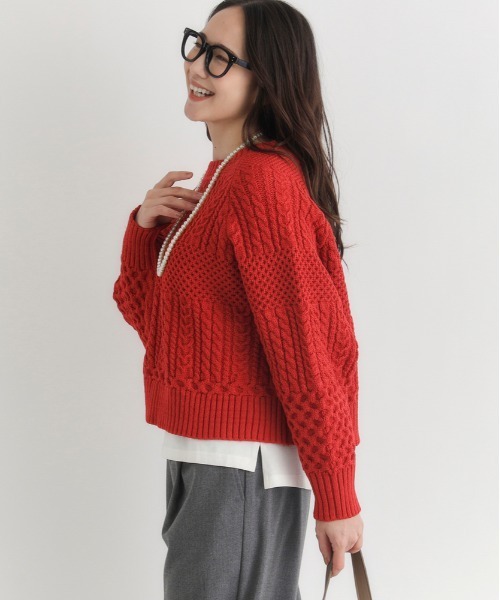 Right-on（ライトオン）の「【HONEYSUCKLE ROSE】ケーブルショートセーター (リラックスシルエット/上品デザイン/カジュアルスタイル)（ニット/セーター・レディース・グレー/キナリ/レッド・M/L/S）」の13枚目の写真