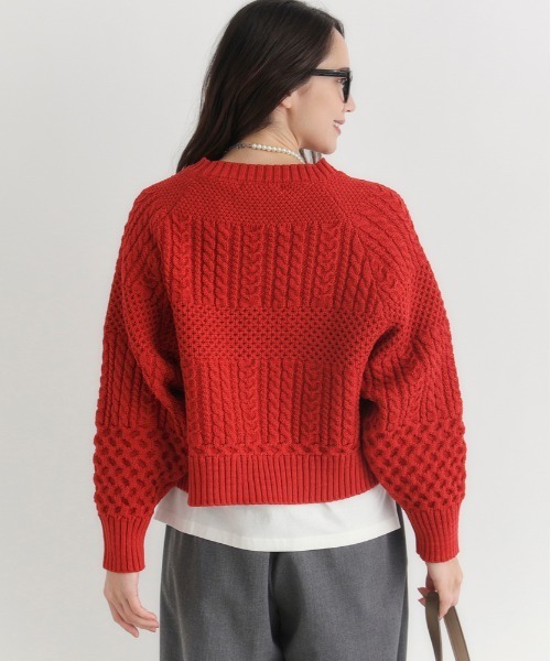 Right-on（ライトオン）の「【HONEYSUCKLE ROSE】ケーブルショートセーター (リラックスシルエット/上品デザイン/カジュアルスタイル)（ニット/セーター・レディース・グレー/キナリ/レッド・M/L/S）」の14枚目の写真