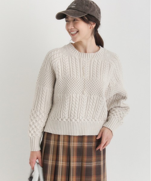 Right-on（ライトオン）の「【HONEYSUCKLE ROSE】ケーブルショートセーター (リラックスシルエット/上品デザイン/カジュアルスタイル)（ニット/セーター・レディース・グレー/キナリ/レッド・M/L/S）」の4枚目の写真