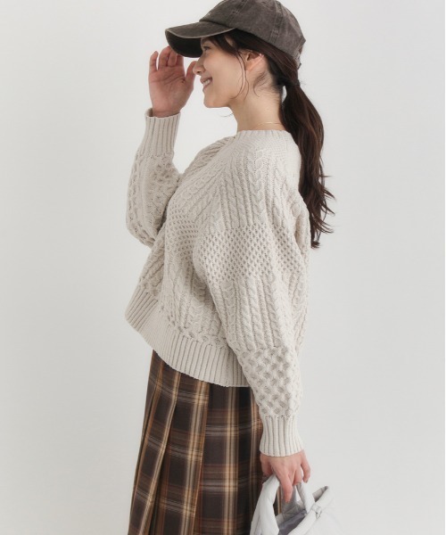 Right-on（ライトオン）の「【HONEYSUCKLE ROSE】ケーブルショートセーター (リラックスシルエット/上品デザイン/カジュアルスタイル)（ニット/セーター・レディース・グレー/キナリ/レッド・M/L/S）」の5枚目の写真