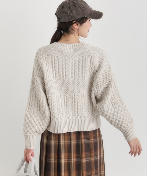 Right-on（ライトオン）の「【HONEYSUCKLE ROSE】ケーブルショートセーター (リラックスシルエット/上品デザイン/カジュアルスタイル)（ニット/セーター・レディース・グレー/キナリ/レッド・M/L/S）」の6枚目の写真