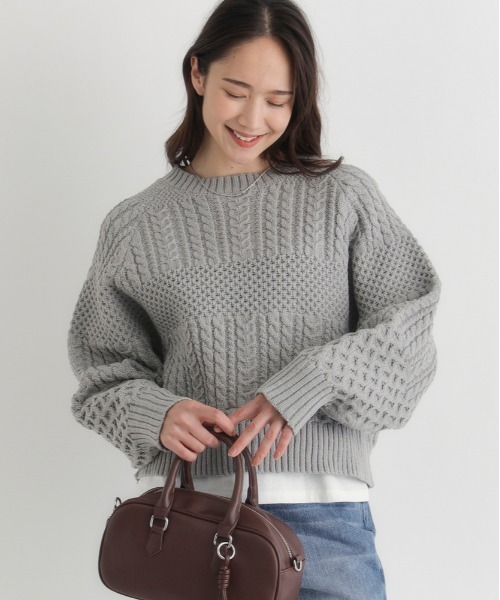 Right-on（ライトオン）の「【HONEYSUCKLE ROSE】ケーブルショートセーター (リラックスシルエット/上品デザイン/カジュアルスタイル)（ニット/セーター・レディース・グレー/キナリ/レッド・M/L/S）」の8枚目の写真