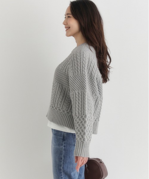 Right-on（ライトオン）の「【HONEYSUCKLE ROSE】ケーブルショートセーター (リラックスシルエット/上品デザイン/カジュアルスタイル)（ニット/セーター・レディース・グレー/キナリ/レッド・M/L/S）」の9枚目の写真