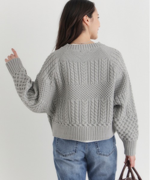 Right-on（ライトオン）の「【HONEYSUCKLE ROSE】ケーブルショートセーター (リラックスシルエット/上品デザイン/カジュアルスタイル)（ニット/セーター・レディース・グレー/キナリ/レッド・M/L/S）」の10枚目の写真