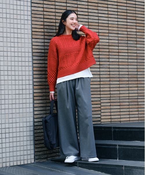 Right-on（ライトオン）の「【HONEYSUCKLE ROSE】ケーブルショートセーター (リラックスシルエット/上品デザイン/カジュアルスタイル)（ニット/セーター・レディース・グレー/キナリ/レッド・M/L/S）」の16枚目の写真