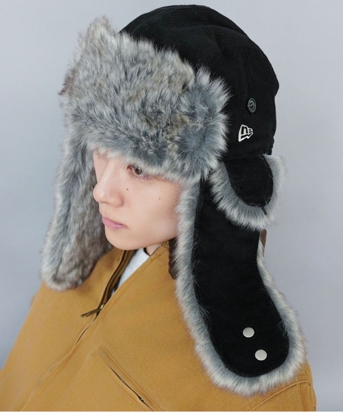 SPINNS(スピンズ)の「【NEW ERA/ニューエラ】2WAYトラッパーフライトキャップ/タウンユース/防寒×デザイン/ユニセックス(キャップ・メンズ・ブラック/ブラウン・L)」の2枚目の写真