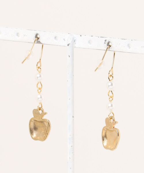 VIBGYOR(ヴィブジョー)の「【MUURABBTI】りんごとパールのピアス(MA)(ピアス(両耳用)・レディース・レッド・FREE)」の3枚目の写真